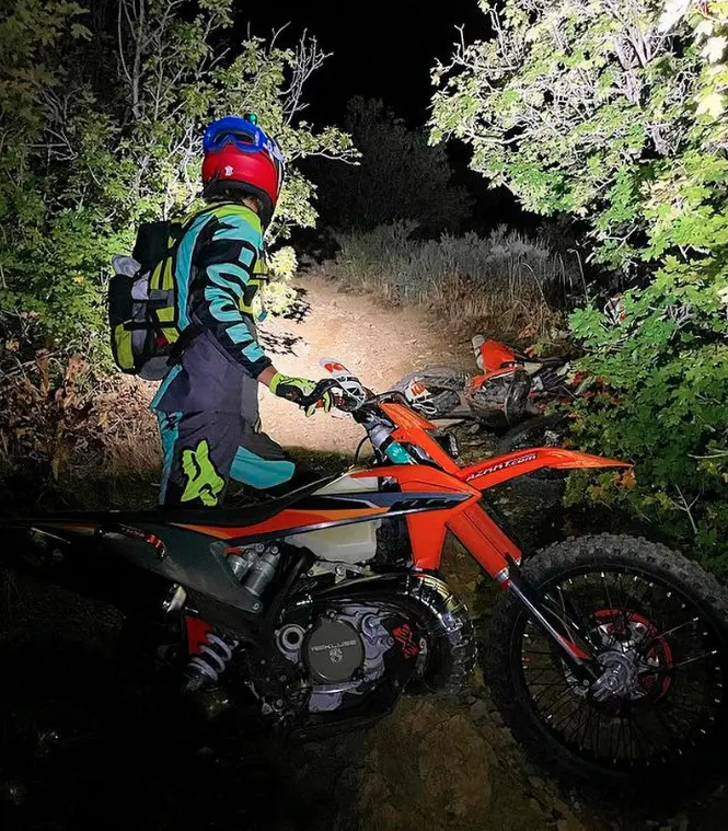 Voyager Dirt Bike Helmet Light Kit by Oxbow - Battery Powered Dirt Bike Helmet Light - Image 4